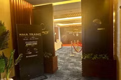 Cửa vào khu vực tổ chức vẫn trưng bày những tấm biển quảng bá giải đấu Poker. (Nguồn: Báo Tiền phong)