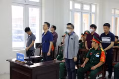 Các bị cáo tại phiên toà xét xử. (Ảnh: Phạm Kiên/TTXVN)