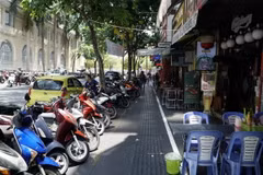 Việc triển khai thí điểm sử dụng tạm thời một phần hè phố phải đảm bảo chừa lại ít nhất 1,5m cho người đi bộ, thông suốt liên tục. (Ảnh: Tiến Lực/TTXVN)