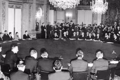 Ngày 25/1/1969, Hội nghị bốn bên về hòa bình tại Việt Nam chính thức khai mạc phiên toàn thể đầu tiên, gồm 4 đoàn đại biểu: Việt Nam Dân chủ Cộng hòa, Mặt trận Dân tộc Giải phóng miền Nam Việt Nam, Mỹ và Việt Nam Cộng hòa. (Ảnh: Tư liệu TTXVN)