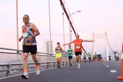 Vận động viên hào hứng tranh tài tại Cuộc thi Marathon Quốc tế Đà Nẵng năm 2023. (Ảnh: Trần Lê Lâm/TTXVN) 