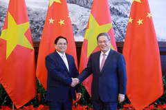 Thủ tướng Phạm Minh Chính và Thủ tướng Trung Quốc Lý Cường. (Ảnh: Dương Giang/TTXVN)