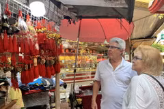 Khách du lịch nước ngoài tại khu Chinatown ở Bangkok. (Ảnh: Đỗ Sinh/TTXVN)