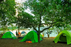 Cắm trại, ngủ lều trong không gian sinh thái hồ Trị An, Khu Bảo tồn Thiên nhiên -Văn hoá Đồng Nai. (Ảnh: Hồng Đạt/TTXVN)