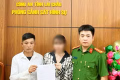 Cháu Lò Thị P bị lừa sang làm việc ở Myanmar, được Công an tỉnh Lai Châu giải cứu, trao trả cho gia đình. (Ảnh: TTXVN phát)