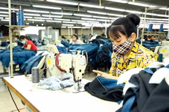 May hàng xuất khẩu tại công ty may Hồ Gươm, Mỹ Hào, Hưng Yên. (Ảnh: Trần Việt /TTXVN)