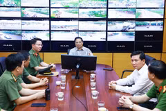 Thủ tướng Phạm Minh Chính làm việc với Trung tâm chỉ huy Công an tỉnh Phú Thọ về công tác đảm bảo an ninh trật tự trong dịp Giỗ Tổ Hùng Vương và trên địa bàn tỉnh. (Ảnh: Dương Giang/TTXVN)