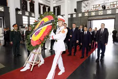 Đoàn Cộng hòa Belarus viếng Tổng Bí thư Nguyễn Phú Trọng. (Ảnh: TTXVN)