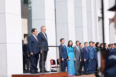  Chú thích Thủ tướng Phạm Minh Chính và Thủ tướng Australia Anthony Albanese nghe quân nhạc cử quốc thiều hai nước. (Ảnh: Dương Giang/TTXVN)