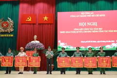 Đại tướng Tô Lâm trao cờ thi đua của Bộ Công an cho các đơn vị của Công an Thành phố Hồ Chí Minh. (Ảnh: TTXVN phát)