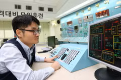 Các nhân viên Công ty Điện Hạt nhân Wolseong ở Gyeongju, Hàn Quốc tham gia cuộc diễn tập chống tấn công mạng. (Nguồn: AFP/TTXVN)