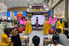 Nghệ thuật văn hóa truyền thống được trình diễn trong các gian hàng, tại khai mạc hội chợ sáng nay. (Ảnh: Mai Mai/Vietnam+)
