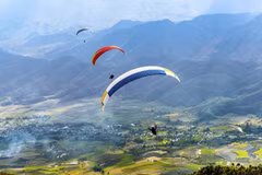 Dù lượn trên những đỉnh núi kỳ vỹ Lai Châu. (Ảnh: BTC)