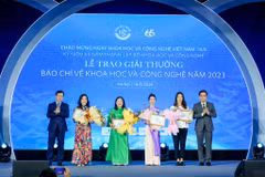 Các tác giả đoại Giải Nhất. (Ảnh: Minh Sơn/Vietnam+)