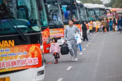 Rạng sáng 7/2 tại Khu công nghiệp Thăng Long (Đông Anh, Hà Nội), 25 chuyến xe ôtô miễn phí đã sẵn sàng đưa công nhân lao động về quê đón Tết Nguyên đán Giáp Thìn 2024. (Ảnh: Minh Sơn/Vietnam+) 