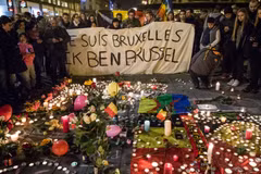 Người dân tưởng nhớ các nạn nhân trong loạt vụ đánh bom liều chết ở thủ đô Brussels của Bỉ, hồi tháng 3/2016. (Nguồn: France 24)