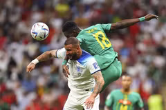 Pha tranh bóng bổng giữa hậu vệ Kyle Walker (áo trắng) của đội tuyển Anh và Ismaila Sarr của Senegal trong trận đấu ở vòng 1/8 World Cup 2022, ngày 4/12. (Ảnh: THX/TTXVN)