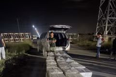 Đối tượng Trần Văn Cảnh cùng phương tiện và tang vật bị bắt tại khu vực khu phố An Thới, phường An Hòa, thị xã Trảng Bàng. (Ảnh: TTXVN phát)