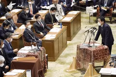 Thủ tướng Nhật Bản Fumio Kishida (phải) tại một phiên họp của Hạ viện ở Tokyo, ngày 17/10/2022. (Ảnh: Kyodo/TTXVN)