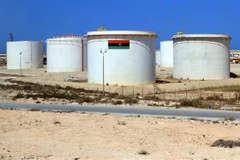 Bể chứa dầu tại cơ sở khai thác dầu ở Brega (Libya). (Ảnh: AFP/TTXVN)