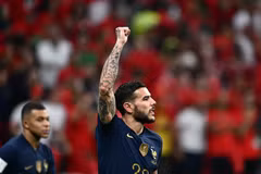 Pha ăn mừng bàn thắng mở tỷ số của hậu vệ Pháp Theo Hernandez (phải) vào lưới tuyển Maroc trong trận đấu bán kết World Cup 2022 ngày 15/12. (Ảnh: AFP/TTXVN)