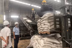 Cơ quan chức năng tiến hành phân hủy lô phân bón gây hại. (Ảnh: TTXVN phát)