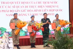 Thượng tướng Hoàng Xuân Chiến, Thứ trưởng Quốc phòng, Tổ trưởng Tổ Công tác liên ngành, Trưởng Ban Chỉ đạo Bộ Quốc phòng về tham gia hoạt động gìn giữ hòa bình Liên hợp quốc trao Quyết định của Chủ tịch nước cho các sỹ quan đi thực hiện nhiệm vụ gìn giữ hòa bình Liên hợp quốc. (Ảnh: An Đăng/TTXVN)