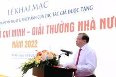 Thứ trưởng Bộ Văn hóa, Thể thao và Du lịch Tạ Quang Đông phát biểu khai mạc triển lãm. (Ảnh: Quốc Khánh/TTXVN)