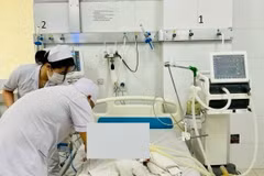 Sở Y tế tỉnh Bình Dương đã chỉ đạo Bệnh viện Đa khoa tỉnh điều động bác sỹ nhi khoa và bác sỹ hồi sức dày dạn kinh nghiệm để khám, điều trị cho bé. Ảnh: TTXVN phát)