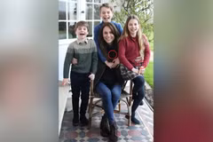 Bức ảnh mới nhất về Công nương Kate do Cung điện Kensington công bố ngày 10/3. Các khu vực được khoanh tròn cho thấy bằng chứng về sự chỉnh sửa. (Ảnh: CNN)
