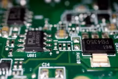 Các chip bán dẫn trên một bảng mạch. (Ảnh: Reuters)