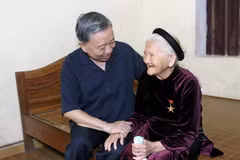 Chủ tịch nước Tô Lâm ân cần thăm hỏi Mẹ Việt Nam Anh hùng Nguyễn Thị Cược. (Ảnh: Nhan Sáng/TTXVN)