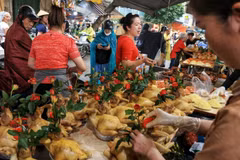 Sản phẩm gà cúng tại chợ Hàng Bè nổi tiếng vì chất lượng và mẫu mã đẹp. (Ảnh: Tuấn Anh/TTXVN)