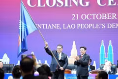 Lào trao cờ cho Malaysia, nước Chủ trì AIPA-46 sẽ tổ chức vào năm 2025. (Ảnh: TTXVN phát)