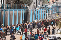 Người dân chờ được phát thực phẩm cứu trợ tại thành phố Gaza ngày 17/3/2024. (Ảnh: THX/TTXVN)