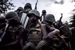 Binh sỹ CHDC Congo được triển khai tại khu vực ngoại ô Oicha. (Ảnh: AFP/TTXVN)