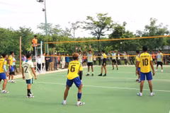 Các vận động viên tranh tài môn bóng chuyền tại hội thao. (Ảnh: Minh Thành/TTXVN)