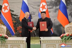 Tổng thống Nga Vladimir Putin (trái) và nhà lãnh đạo Triều Tiên Kim Jong Un ký hiệp ước về quan hệ đối tác chiến lược toàn diện giữa hai nước ngày 19/6/2024. (Ảnh: Yonhap/TTXVN)