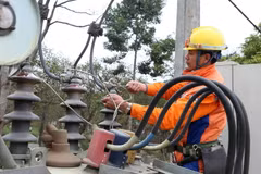 Công nhân Điện lực huyện Bắc Hà kiểm tra, bảo dưỡng trạm biến áp định kỳ để đảm bảo an toàn phục vụ nhân dân. (Ảnh: Quốc Khánh - TTXVN)