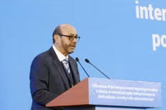 Chủ tịch Ủy ban đàm phán liên chính phủ về ô nhiễm nhựa Luis Vayas Valdivieso phát biểu tại cuộc họp. (Ảnh: Yonhap/TTXVN)