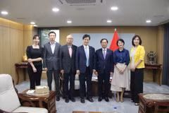 Bộ trưởng Bùi Thanh Sơn chụp ảnh lưu niệm với Hội giao lưu kinh tế, văn hóa Hàn Quốc-Việt Nam (KOVECA). (Ảnh: Đức Thắng/TTXVN)