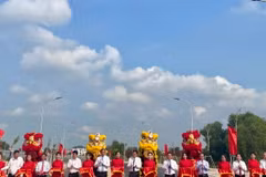 Khánh thành Cầu Đò mới (Cầu Đò 2) bắc qua sông Thị Tính có tổng vốn đầu tư 312 tỷ đồng. (Ảnh: TTXVN phát)