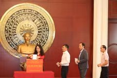 Cán bộ, nhân viên Đại sứ quán, các cơ quan đại diện Việt Nam tại Bắc Kinh ủng hộ đồng bào khắc phục thiệt hại do cơn bão số 3. (Ảnh: Hải Yến/TTXVN)