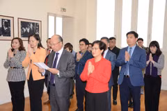 Đại sứ Đinh Toàn Thắng cùng đại diện các cơ quan đại diện Việt Nam tại Pháp dâng hương tưởng nhớ các Vua Hùng nhân ngày Giỗ Tổ. (Ảnh: Ngọc Hiệp/TTXVN)