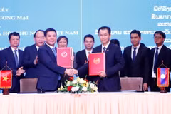 Bộ trưởng Bộ Công Thương Nguyễn Hồng Diên và Bộ trưởng Bộ Công Thương Lào Malaithong Kommasith ký Hiệp định thương mại Việt Nam-Lào. (Ảnh: Phạm Kiên/TTXVN)