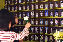 Người dân tưởng niệm các nạn nhân trong vụ chìm phà Sewol, tại Seoul, Hàn Quốc ngày 25/5/2017. (Ảnh: AFP/TTXVN)