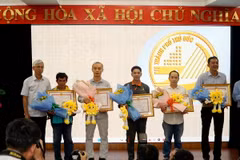 Lãnh đạo Thành phố Hồ Chí Minh trao Bằng khen của Chủ tịch UBND Thành phố Hồ Chí Minh cho các cá nhân tiêu biểu. (Ảnh: Tiến Lực/TTXVN)