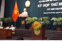 Chủ tịch HĐND Thành phố Hồ Chí Minh Nguyễn Thị Lệ phát biểu tại kỳ họp. (Ảnh: Thu Hoài/TTXVN)