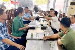 Đoàn kiểm tra liên ngành của thành phố Hạ Long ( Quảng Ninh) làm việc với nhà hàng Minh Phi 1 về hành vi xúc phạm du khách. (Ảnh: TTXVN phát)