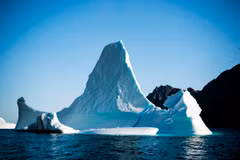Băng trôi gần đảo Kulusuk, Greenland. (Ảnh: AFP/TTXVN)